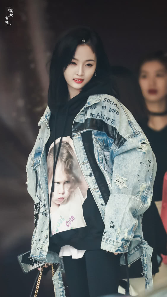 美女吴宣仪两套造型都穿牛仔外套，一个甜美一个帅气