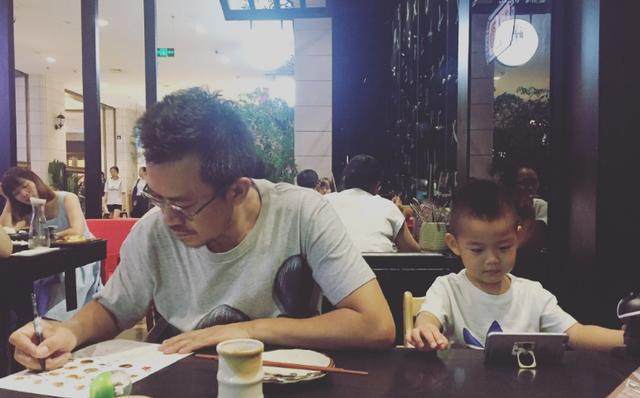 48岁王学兵近照:两段婚姻皆净身出户,今娶小15岁主播超幸福