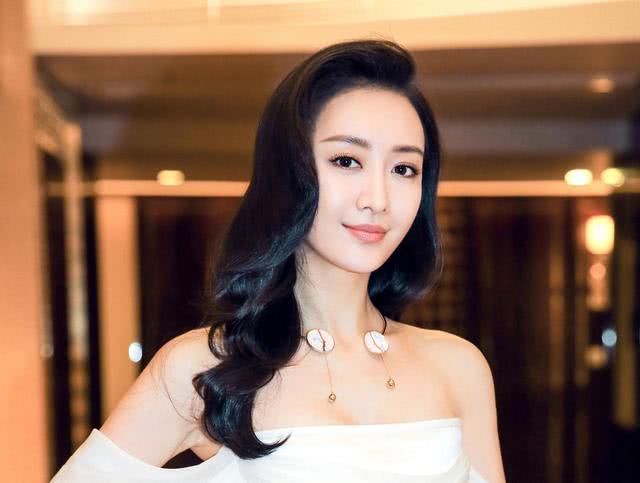性感美女王鸥黑丝绒高开叉礼服亮相颁奖典礼,大长腿让人羡慕不已