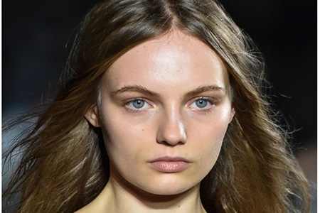 裸色口红称霸巴黎时装周，贝拉哈迪德凸显五官高级感