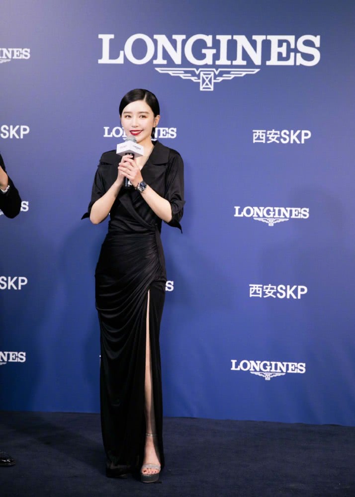 阚清子白衬衫搭配小短裙,31岁美丽不输00后