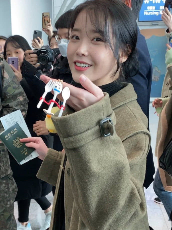 IU李知恩私服太酷，灰绿色大衣搭短靴展现绝佳曼妙身材