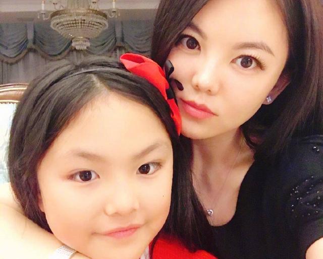 10岁王诗龄晒圣诞照，颜值上升瘦出尖下巴，名副其实白富美？