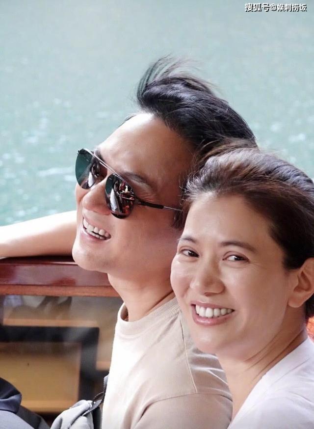 张智霖晒袁咏仪美照,身穿白色羽绒服,嘟嘴吹雪十分可爱