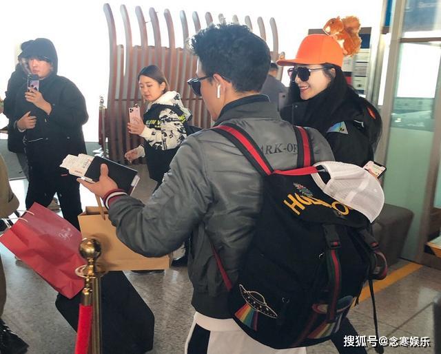 范冰冰出国前被传怀孕,上飞机后脱掉外套录VCR,尽显曼妙好身材