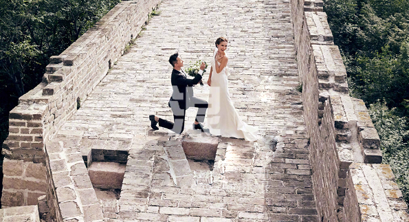 卢靖姗和韩庚秀恩爱,在摩托车上拍照动作豪放,结婚了果然不一样