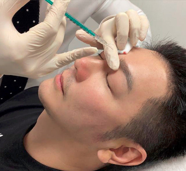 50岁陈浩民整容失败？近照双眼肿胀眼皮变宽，网友：活像男芭比