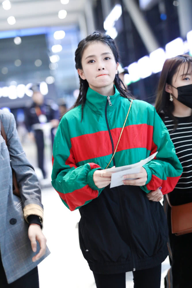 美女白鹿橘色毛绒外套配运动裤,毛拖鞋太可爱