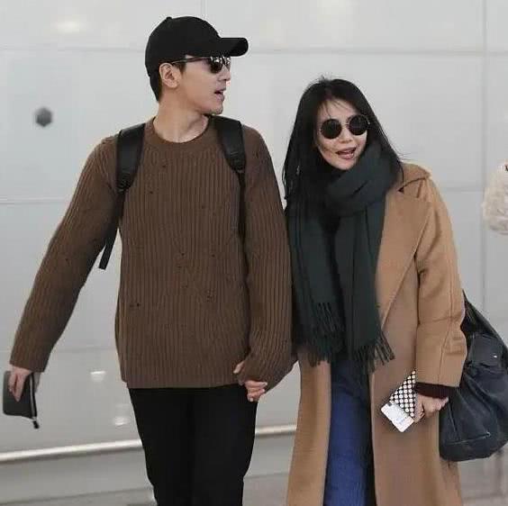 秋冬必备的驼色系穿搭，记住这些穿搭细节，简单中有高级感