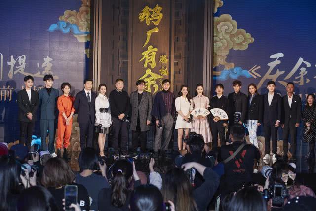 美女李沁针织短裙太唯美！但还是被抢镜