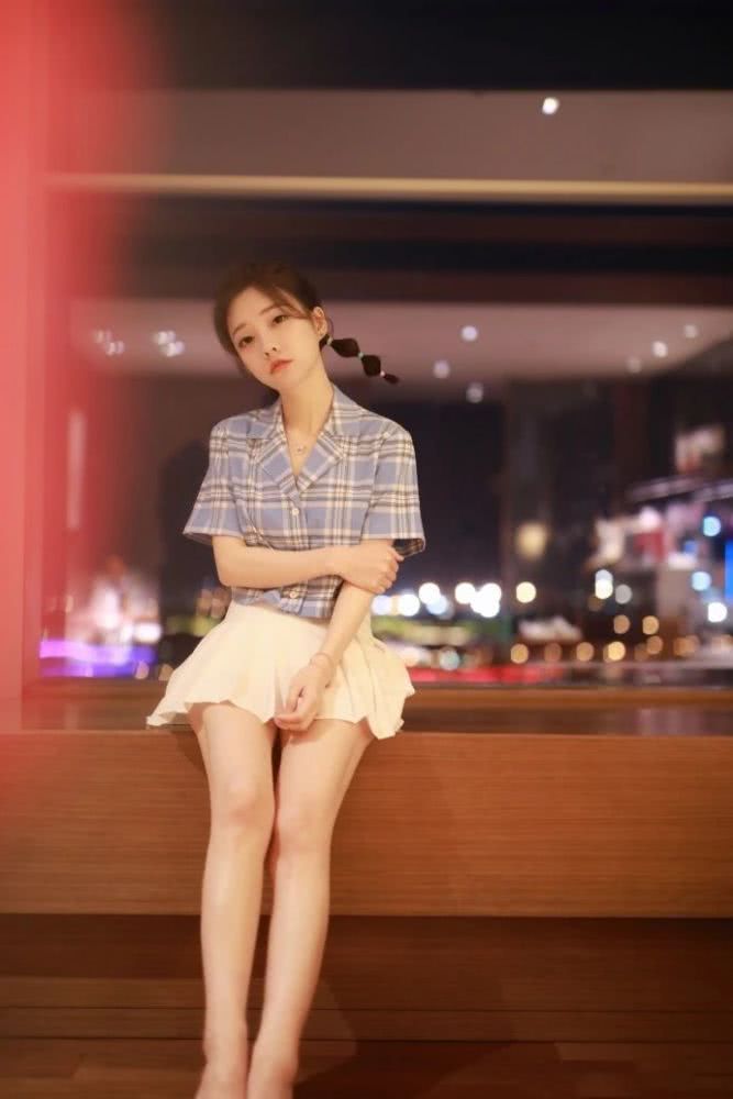 网红美女冯提莫穿蓝色薄纱仙女裙，骨架纤细像娃娃，太美了