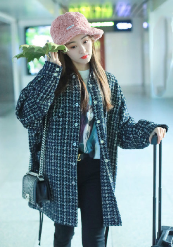 美女祝绪丹穿黑色抹胸礼服太性感,被这身造型惊艳到了