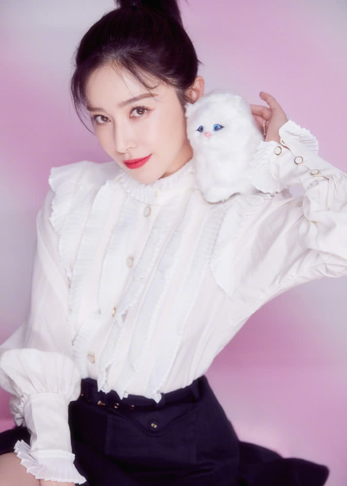 阚清子白衬衫搭配小短裙,31岁美丽不输00后