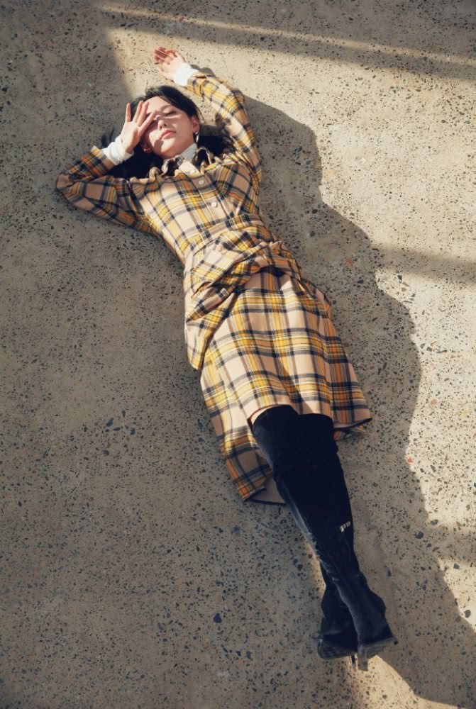 张嘉倪穿针织衫配皮裤，凹出酷帅少女感