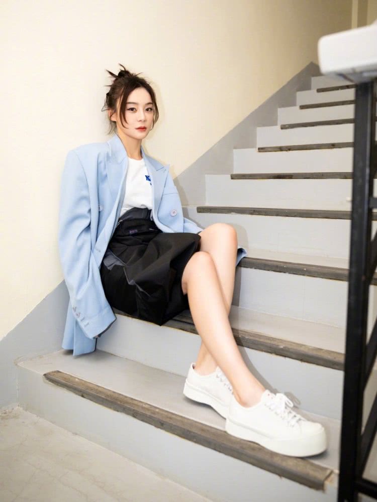 美女袁姗姗最新私服更新,白T黑裙小白鞋搭蓝西装满满的清新感