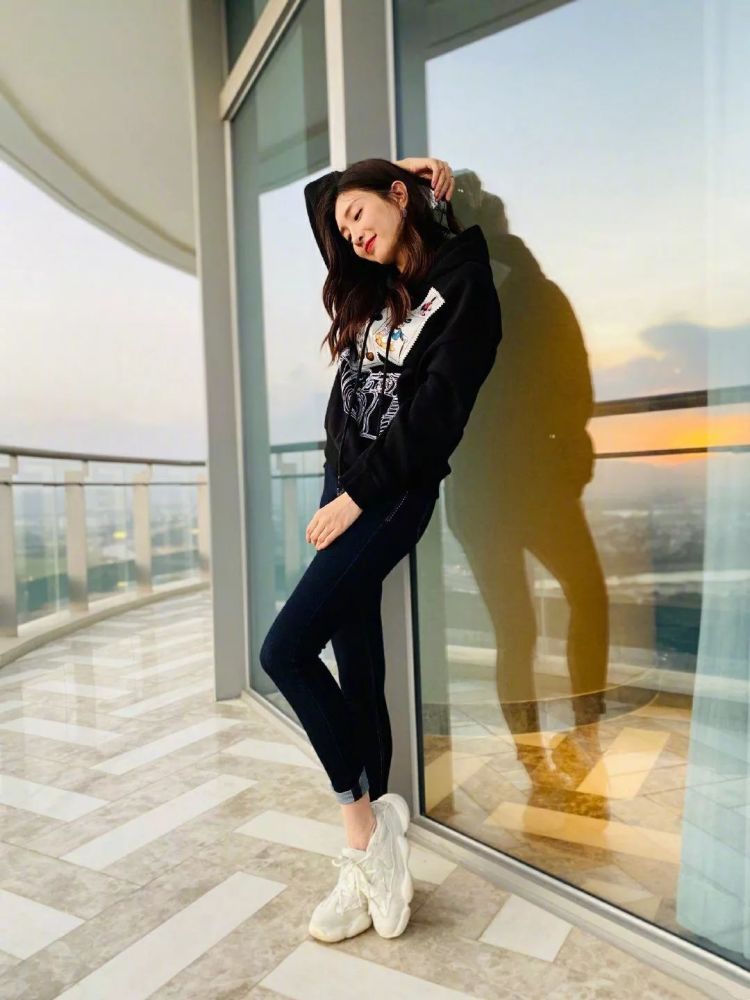 江疏影穿姜黄色外套搭配条纹毛衣保暖又减龄,太美丽