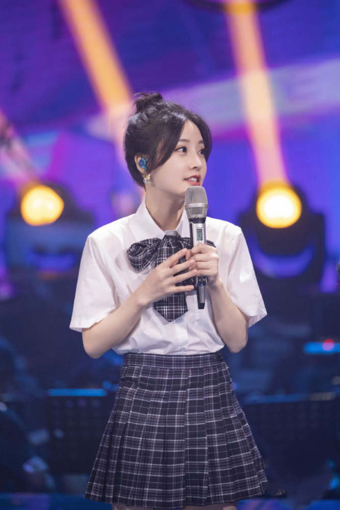 网红美女冯提莫穿蓝色薄纱仙女裙，骨架纤细像娃娃，太美了