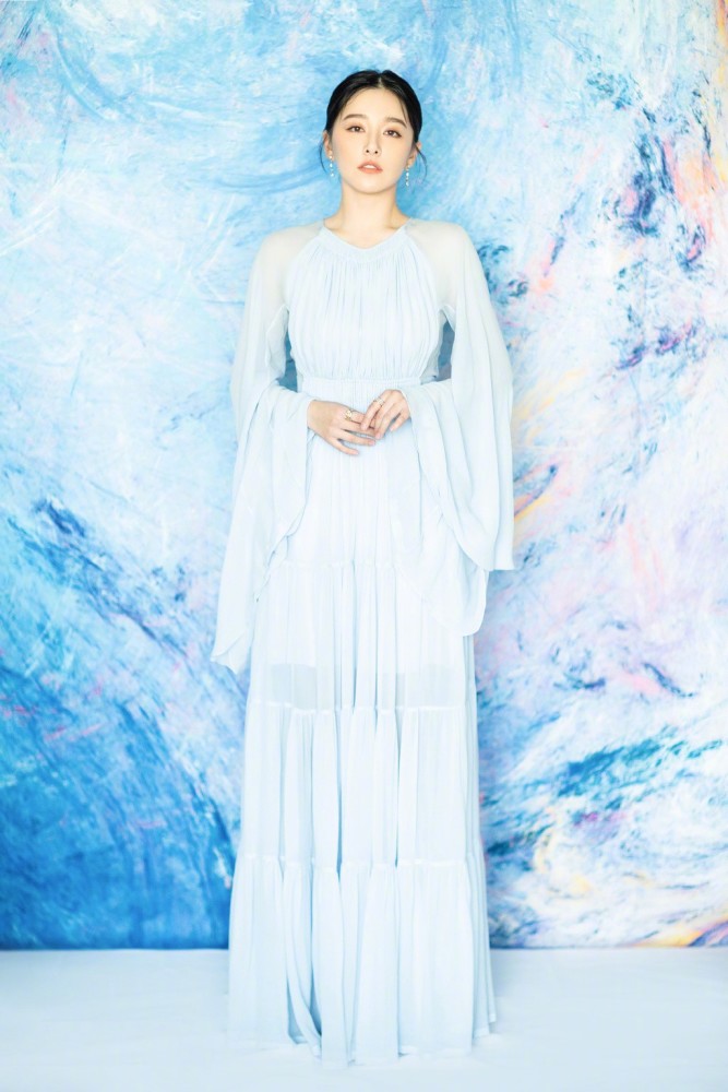 阚清子白衬衫搭配小短裙,31岁美丽不输00后