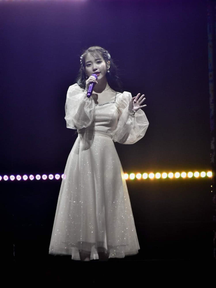 IU李知恩私服太酷，灰绿色大衣搭短靴展现绝佳曼妙身材