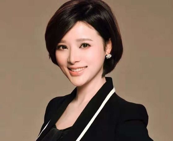 曾多次向秦岚求婚被拒,后娶小12岁央视美女主持,今47岁成赢家