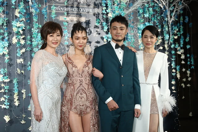 柴智屏抢女儿婚礼风头,礼服好大胆,一手捧红的巨星一个都不来