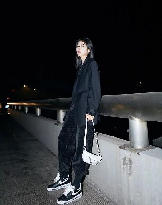 经典黑白配永远都站在时尚的C位，让你简简单单穿出高级感