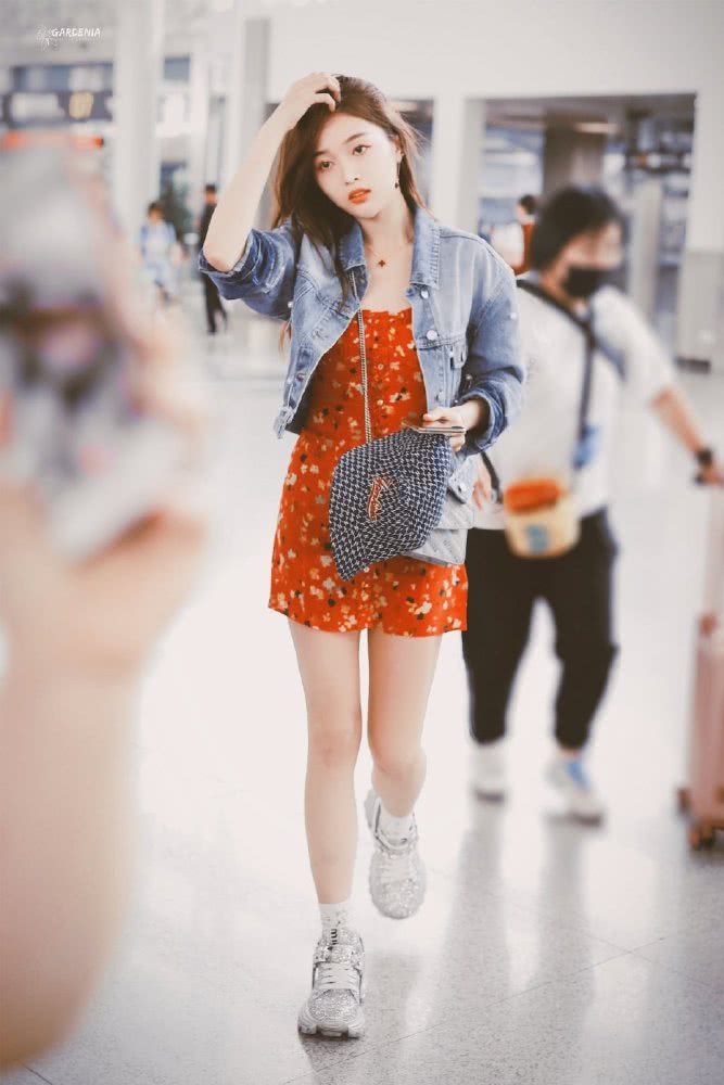 美女吴宣仪两套造型都穿牛仔外套，一个甜美一个帅气