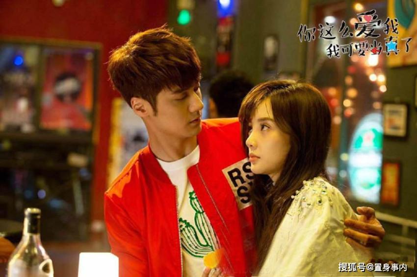 李小璐网店生意惨淡,拍“贵妇写真”吸引眼球,浓妆艳抹大秀美腿