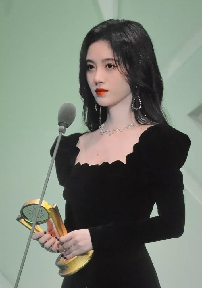 被称“四千年”美女的她到底做了什么,颜值又飙升一大截?