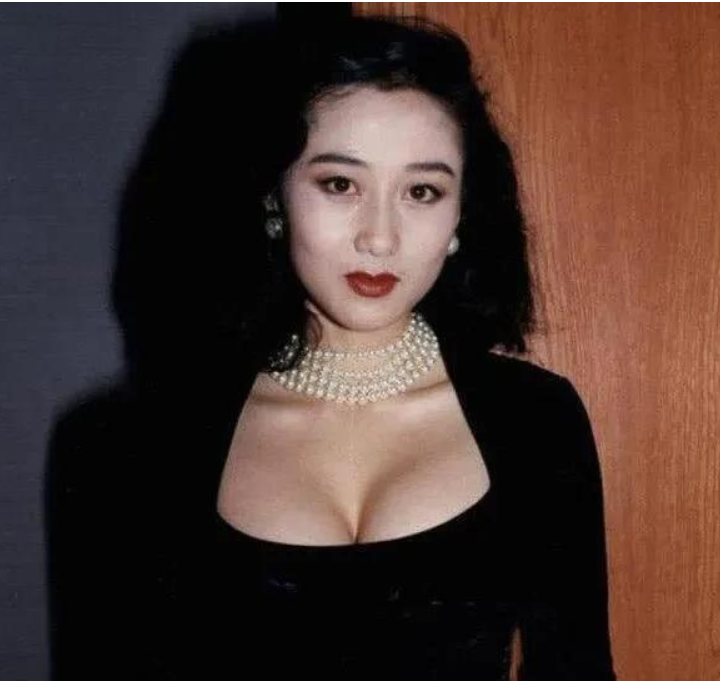 李连杰的女儿有多美?16岁扮相成熟,完美遗传了利智“魔鬼身材