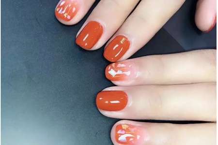 秋天黄色枫叶美甲,女性美丽的指甲图案