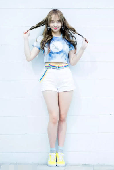 “奶潇”的爱称果然不是虚的!当穿上紧身衣的那一刻,鼻血止不住