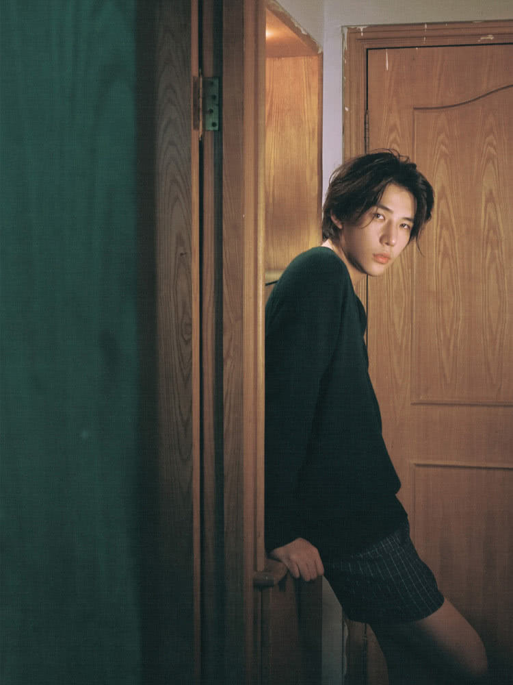 《梦回大清》十三阿哥王安宇换下古装造型,穿搭风格很日系