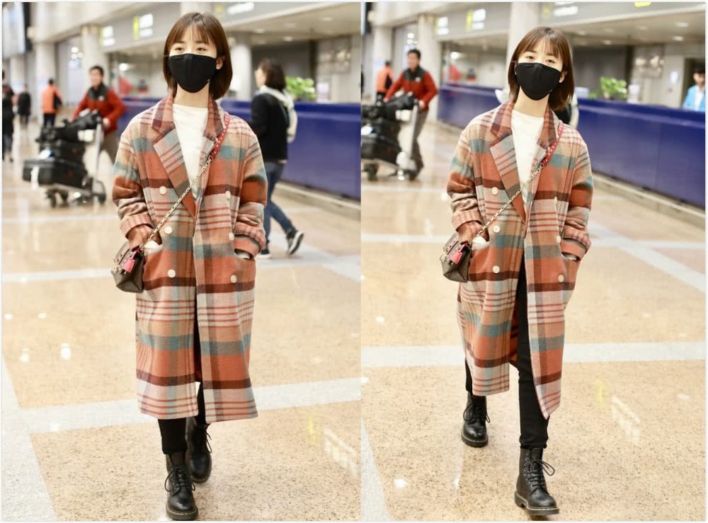 小美女沈月穿字母卫衣配条纹裙，清新又甜美