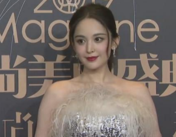 女星红毯斗艳，刘诗诗低胸尽显优雅，热巴深沟火辣，景甜瓷肌亮瞎