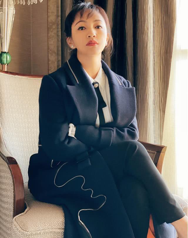 罗海琼穿西装配阔腿裤太惊艳,红唇性感美出国际范