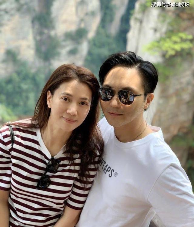 张智霖晒袁咏仪美照,身穿白色羽绒服,嘟嘴吹雪十分可爱