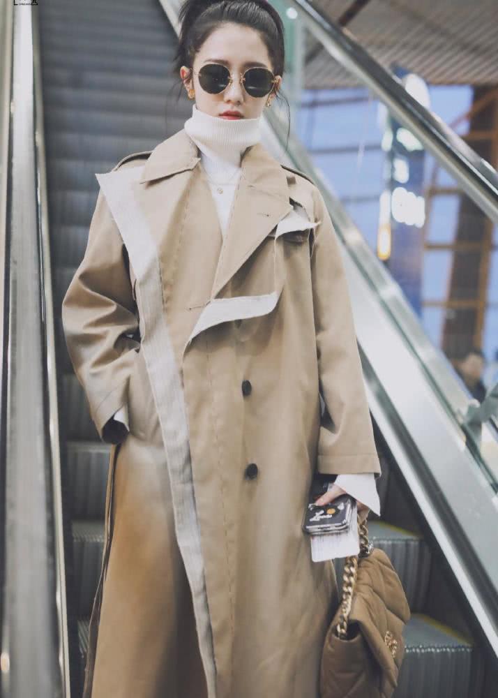 美女孟美岐变甜妹子,水貂绒毛衣配白色裤子,软萌形象惹人爱