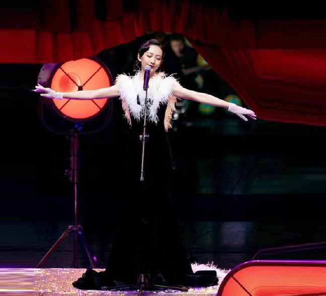 美女王鸥真是风情万种,一袭黑色LOOK大秀好身材,钻石眼妆更抢镜