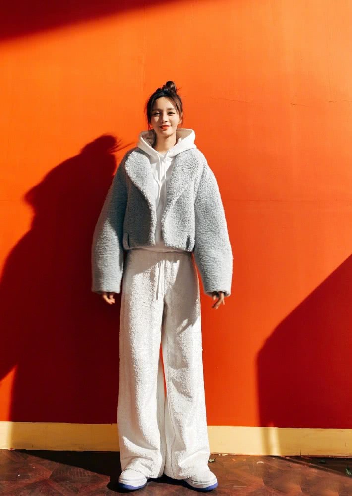 美女沈梦辰毛绒外套配白色阔腿裤,不显臃肿却凹出大长腿
