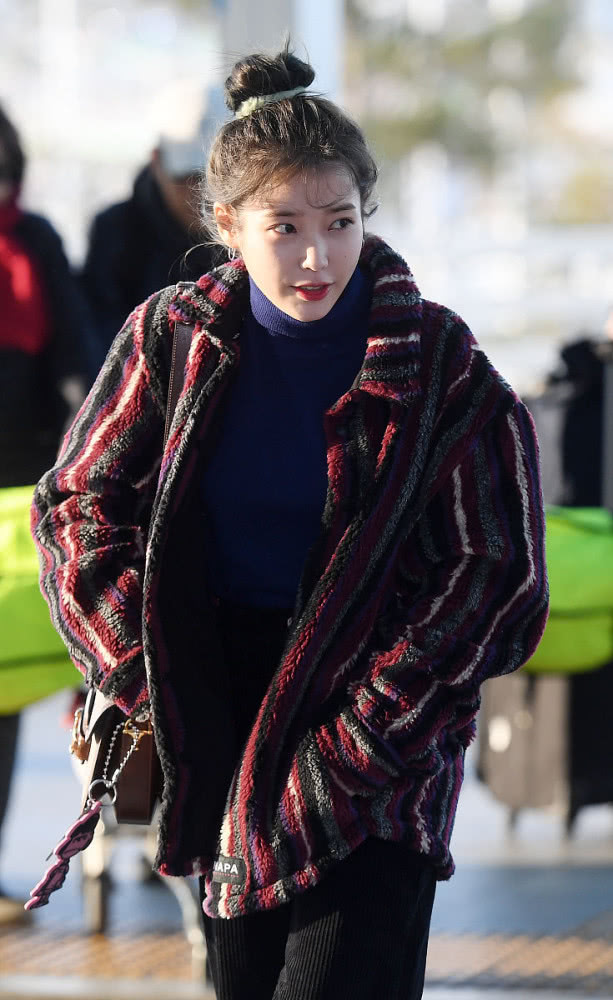 IU李知恩真会穿！毛绒外套搭阔腿裤，162CM也能穿出黄金比例