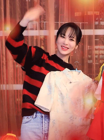 杨紫春晚宣传造型曝光,可御可萌风格百变,你更喜欢那一套?