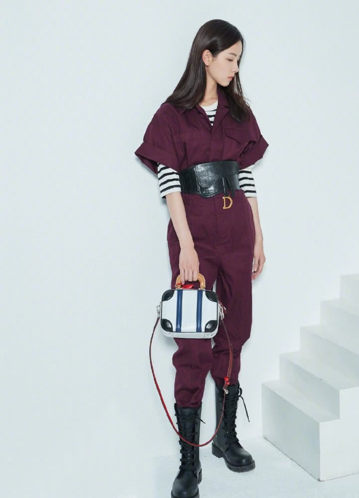 校花美女陈都灵穿连体裤配马丁靴，显高又帅气