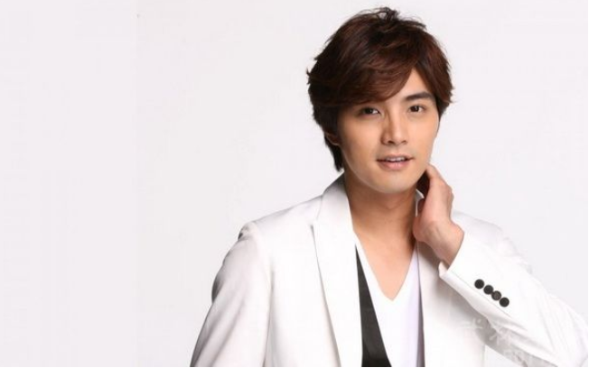 他家世显赫却当演员，与同学相爱13年结婚，如今34岁帅气十足