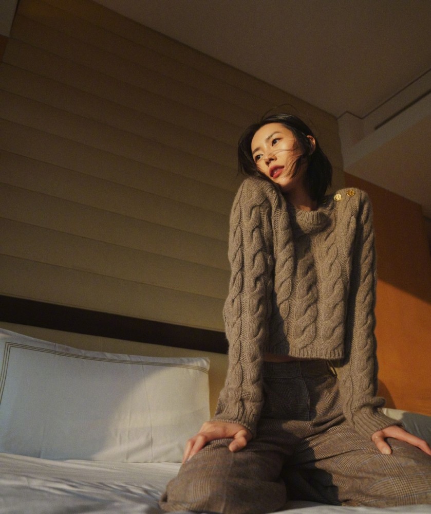 刘雯私服穿针织衫配格纹裤，秀马甲线被怒赞巴掌腰