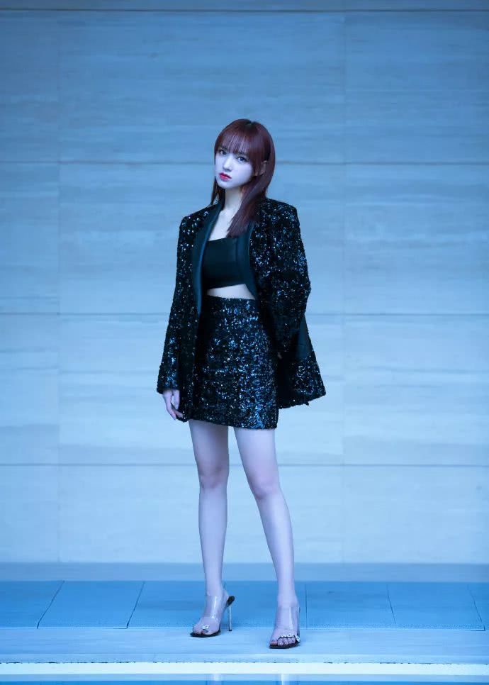 美女程潇踩塑料高跟鞋走红毯,穿上西装看着像120斤