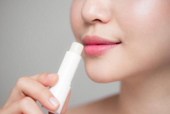 天天涂口红的女人最容易出现这3个“异样”,难怪起皮掉色嘴唇干