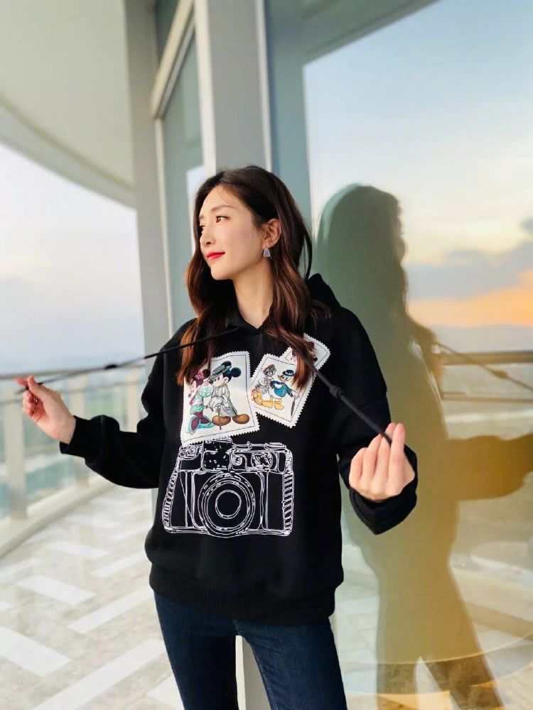 江疏影穿姜黄色外套搭配条纹毛衣保暖又减龄,太美丽