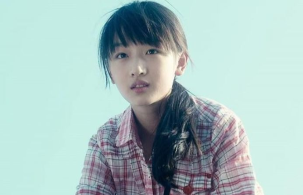 她3岁丧父，继父做苦力给她挣学费，如今她身家过亿继父苦尽甘来