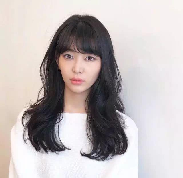 “羊毛卷”已经失宠,2020流行“梅花卷”,时尚减龄还显脸小